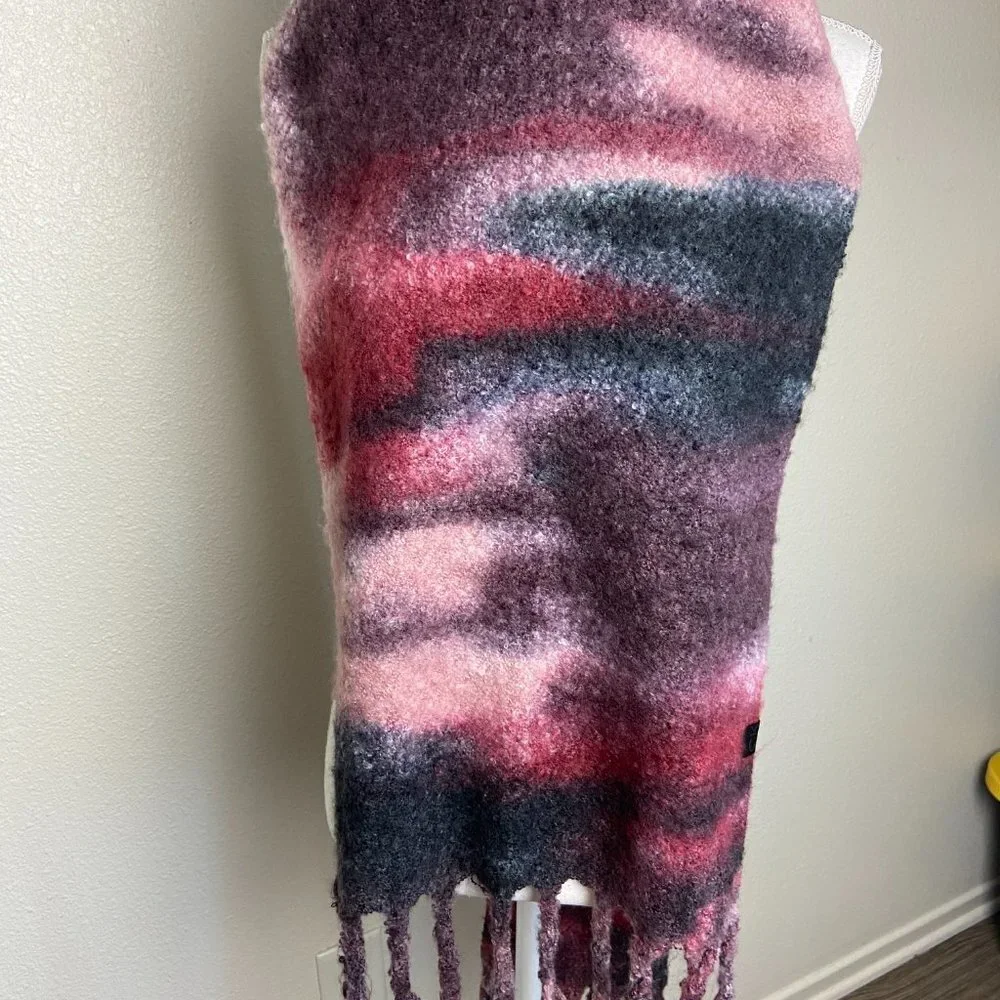 NWOT  Soft Warm Winter Large  Scarf Fringe